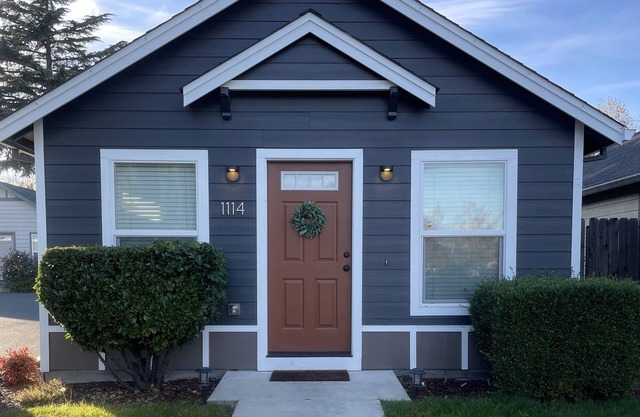 Cozy Cottage in Delightful Medford with AC, WiFi