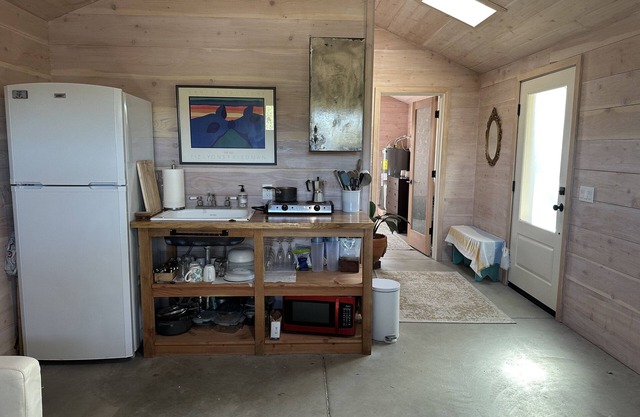 Cozy cottage in enjoyable Sonoma with WiFi and AC