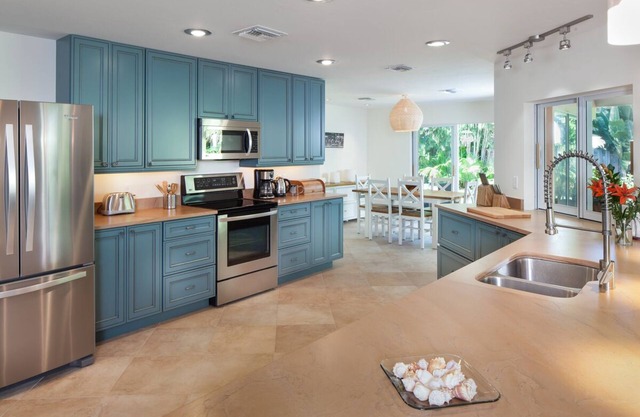 Cozy Cottage in pristine Park Shore location near beach with private heated pool