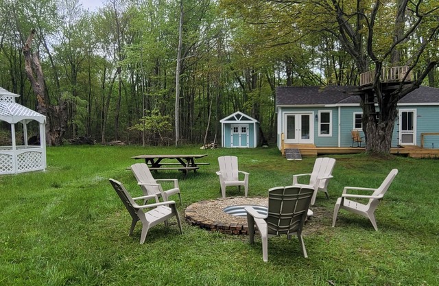 Cozy Cottage in the woods private lake access.