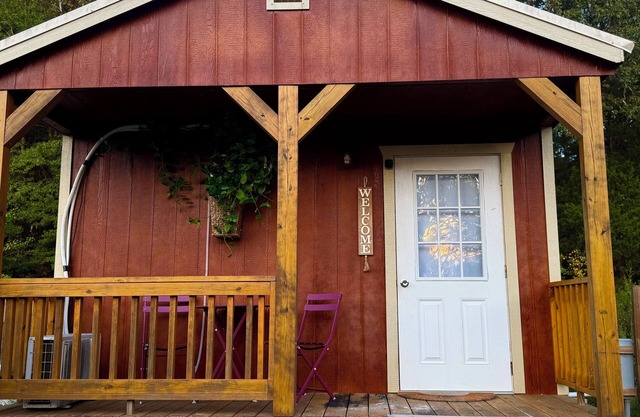 Cozy cottage located 5 miles from the Jackson red light towards Batesville.
