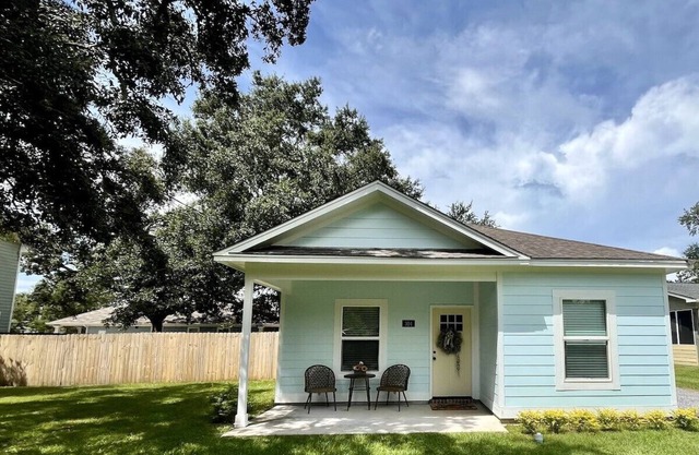 Cozy Cottage Near Beaches sleeps 4