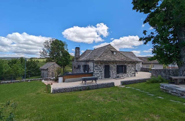 Cozy Cottage Near Ski Resort and UNESCO Sites, Garden, 3BR, Fully Equipped in Saint-Front