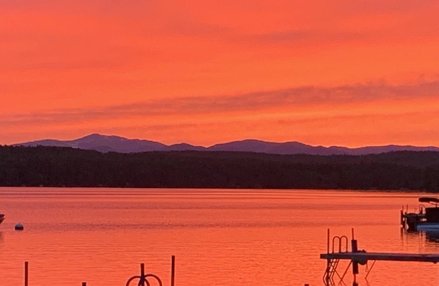 Cozy Cottage near Shawnee Peak on Highland Lake close to downtown BRIDGTON!