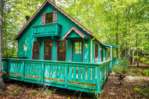Cozy cottage nestled in the woods