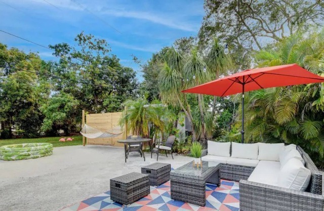 Cozy cottage on Atlantic Ave under 1mi from Beach!