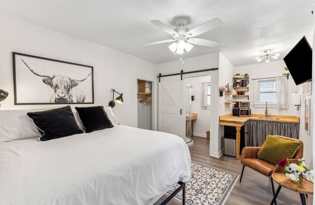 Cozy cottage on Historical Blvd & Famous walking trail. Very Safe neighborhood