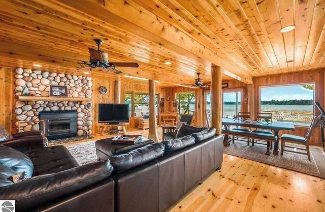 Cozy Cottage on Lake Margrethe.