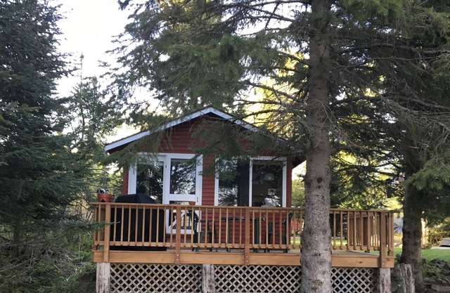 Cozy Cottage on Shore of Lake Superior and the Flute Reed River