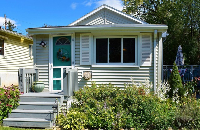 Cozy cottage one block to Lake. Perfect for couples & solo travelers w/a pup!