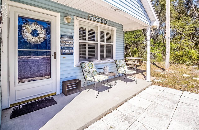 Cozy Cottage - Only 1 mile from the beach!