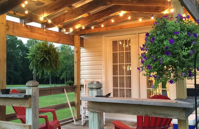Cozy cottage retreat, just 8.4 miles from the beautiful beaches of Emerald Isle