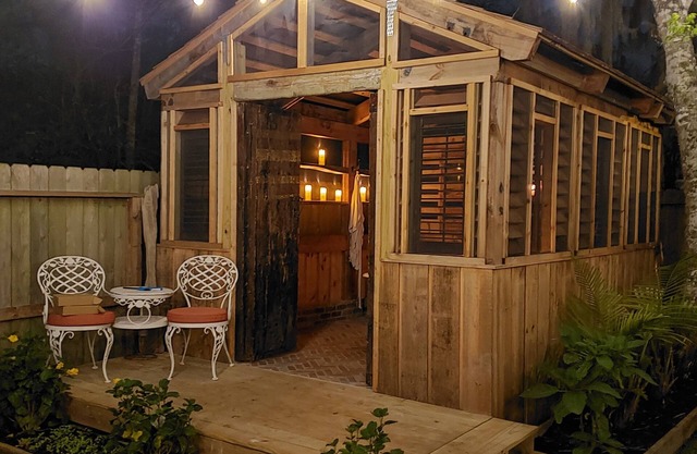 Cozy Cottage Two-bedroom w/Screened Back Porch - Spacious & Charming!