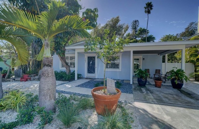 Cozy Cottage w private Beach Access, AC&WiFi - NorthEnd AMI. No hurricane damage