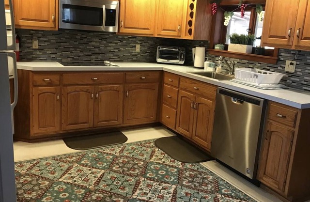 Cozy cottage w/fire pit, grill, pet friendly,full kitchen w/condiments, coffees.