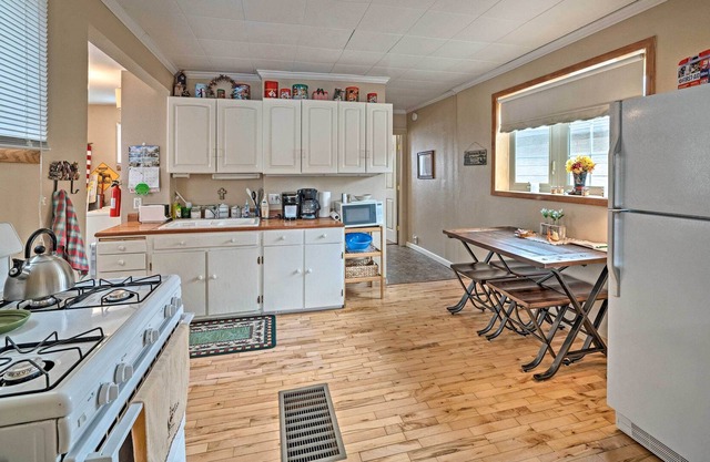 Cozy Cottage w/ Yard - Walk to Downtown Red Lodge!
