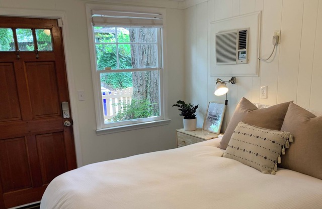 Cozy cottage walkable to Downtown Greenville!