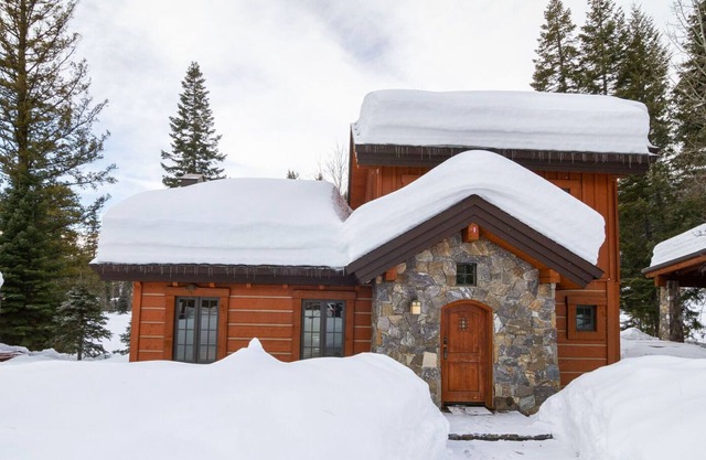 Cozy Cottage with POMA lift access | Vaulted Ceilings | Spectacular Mountain Views