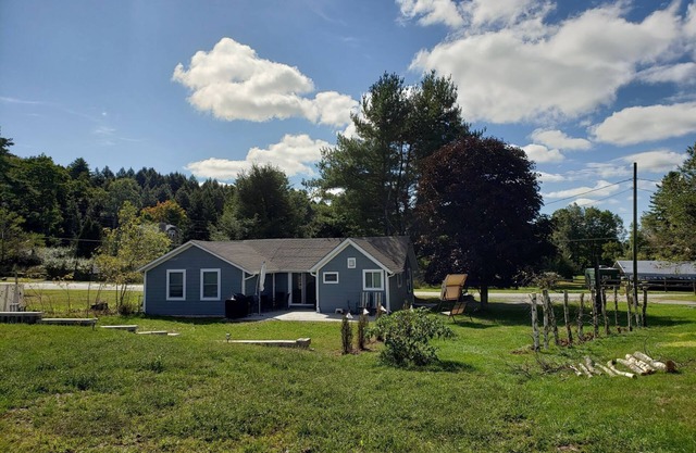Cozy Country Cottage close to Bethel Woods (with Home Office and Family Games)