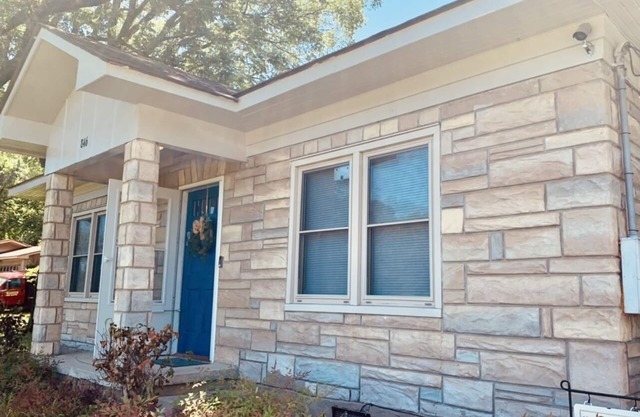 Cozy, Country Cottage centrally located, close to Lakes & Oaklawn