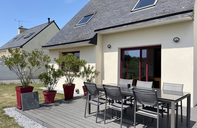 Cozy Countryside House in Locoal-Mendon: 3 Bedrooms, Garden, Near Ria d'Etel and Beaches
