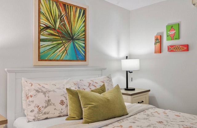 Cozy couples hideaway! 5-min walk to beautiful white sand beach at Bean Point.
