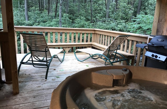 Cozy Creek on a Loud Mtn.Creek- Hot Tub, Fireplace,Romantic,Grill,WiFi,Private
