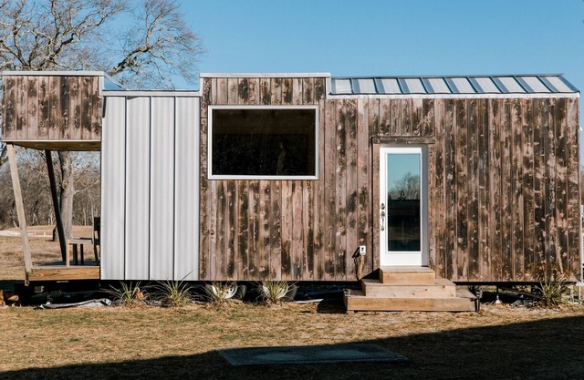 Cozy Custom Built Tiny Home on a 40 acre Artist/Nature Preserve with Lakes