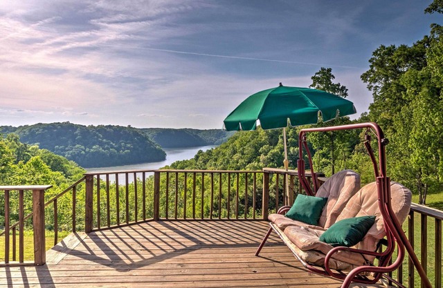 Cozy Dale Hollow Lake Cabin w/Deck & Creek Views!