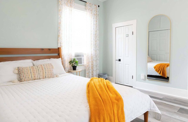 Cozy Derby Bungalow Near Churchill Downs & Dwntn!