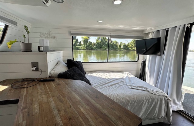 “Cozy Docked Houseboat Stay – Minutes from Golden 1 & Aftershock”