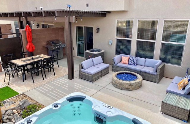 Cozy Dog & Baby Friendly Home, Hot tub, fire pit & heated pool, near Zions