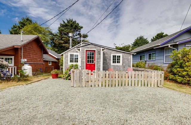 Cozy Dog-Friendly Cabin near Twin Rocks