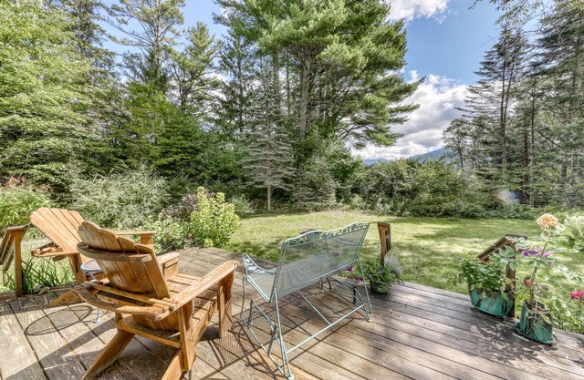 Cozy, dog-friendly cottage w/a full kitchen, furnished deck, & gas grilll