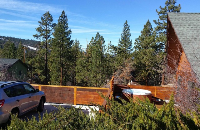 Cozy Dog Friendly Cabin, Sunset/Star Views from Hot Tub. Air Conditioning!