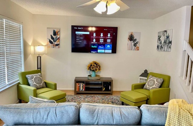 Cozy Double Suite Townhome in Prime Location!