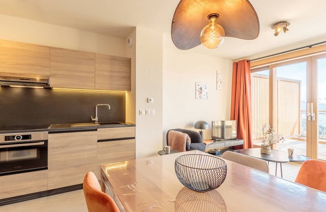 Cozy duplex with pool and spa, ski-in/ski-out