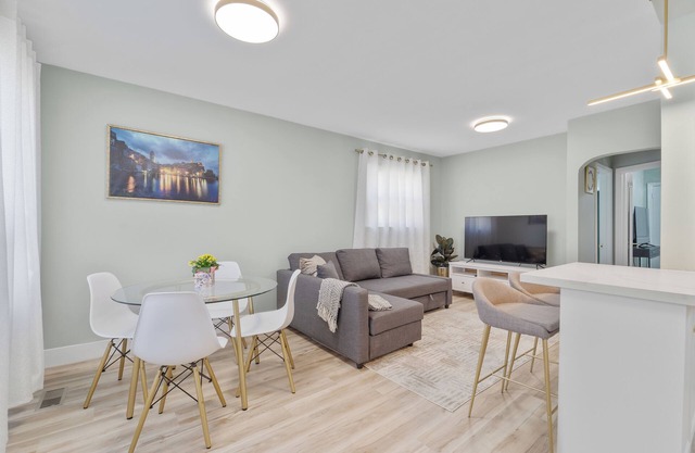 Cozy East York Bungalow 15 minutes from Downtown