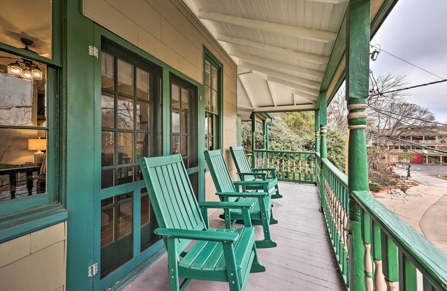 Cozy Eureka Springs Cottage, Walk to Dtwn!