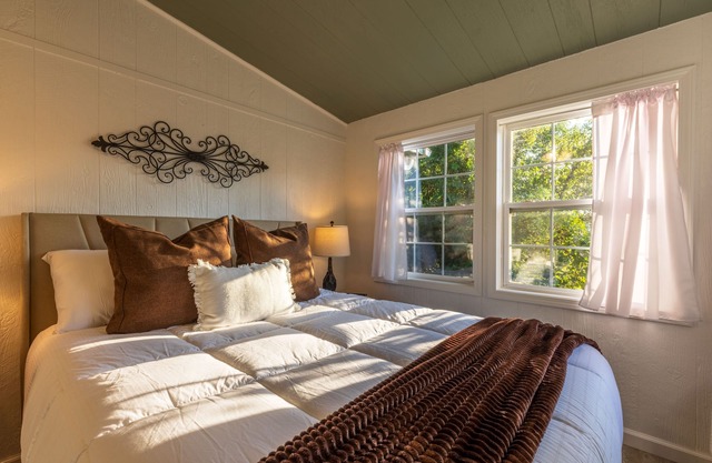 Cozy Fall Getaway | Hot Tub, Fire Pit Grand Piano