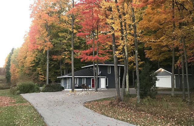 Cozy Family Cabin in Schuss Village-Book now for Winter Fun!