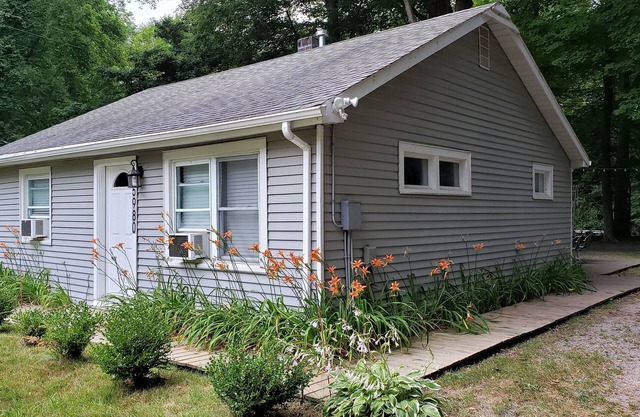 Cozy Family Cottage - Minutes From Lake Michigan Beach