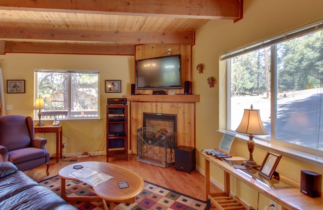 Cozy family-friendly mountain chalet with pool - near Yosemite