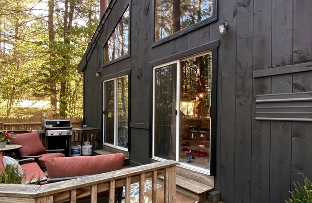 Cozy Family Getaway w/Fully Fenced Backyard, Minutes to Town, Storyland and Rail