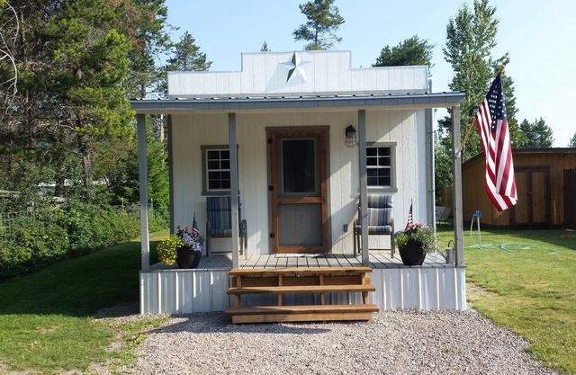 Cozy Farmhouse Cabin