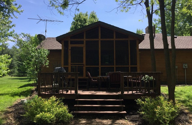 *Cozy Farmhouse On 10 Acres Across From State Park