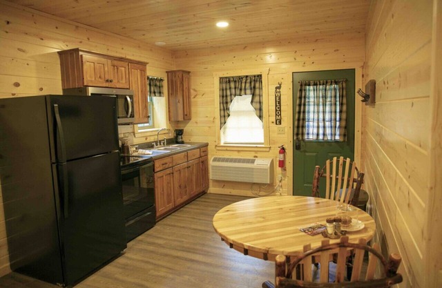 Cozy Fireplace Suite 1/2 Mile to Downtown Berlin