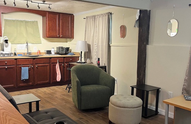 Cozy first floor studio close to downtown Naples and our beautiful beaches!