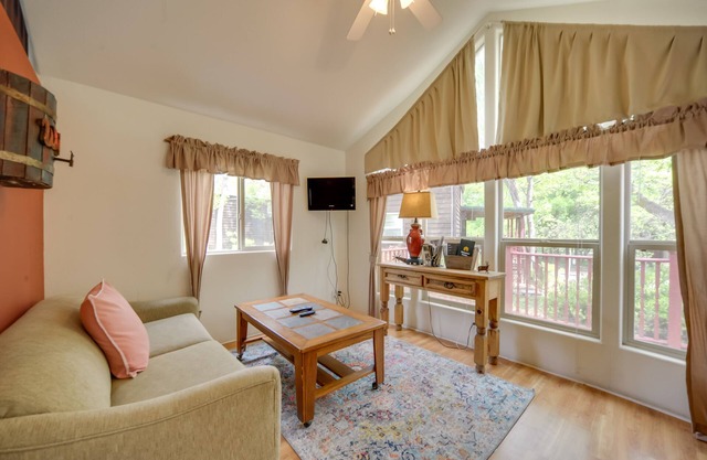 Cozy Fredericksburg Cabin with Shared Hot Tub!