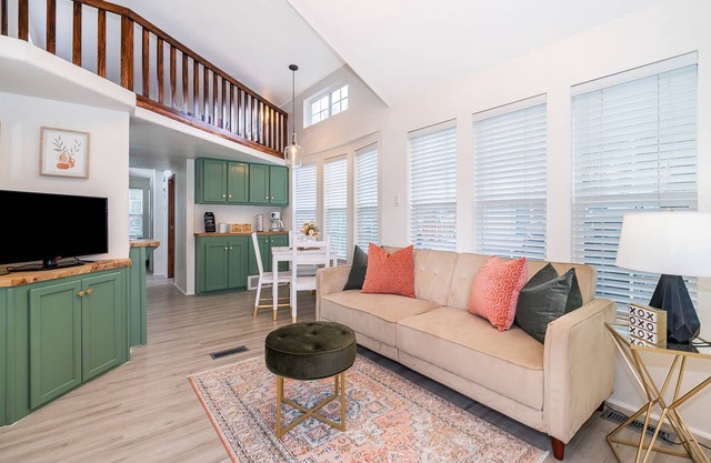 Cozy Fully Stocked Cottage Near Major Attractions